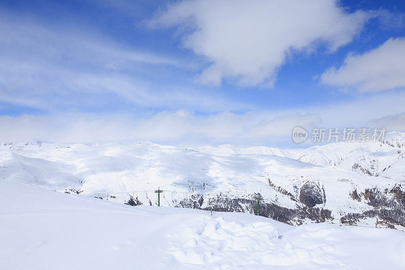 山顶的高山景观。意大利阿尔卑斯山滑雪场。滑雪胜地Livigno。意大利、欧洲。