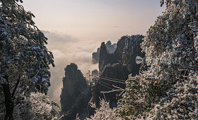 中国湖南张家界国家公园天子山地区的岩层。