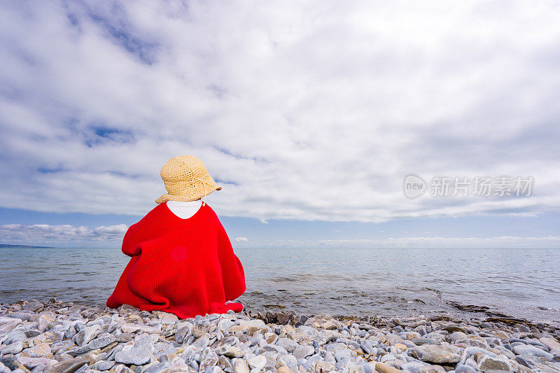 一个小女孩在湖边玩耍