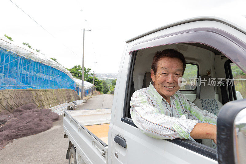 日本老人开着小卡车