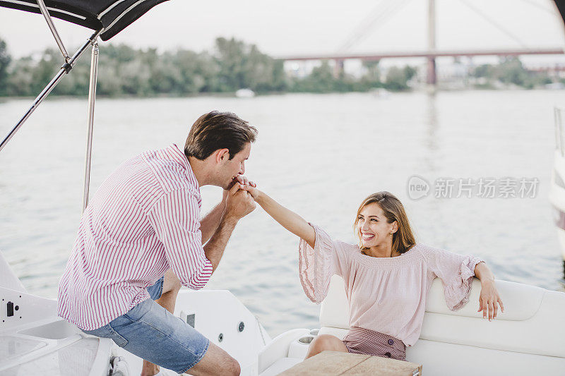 游艇上的幸福情侣