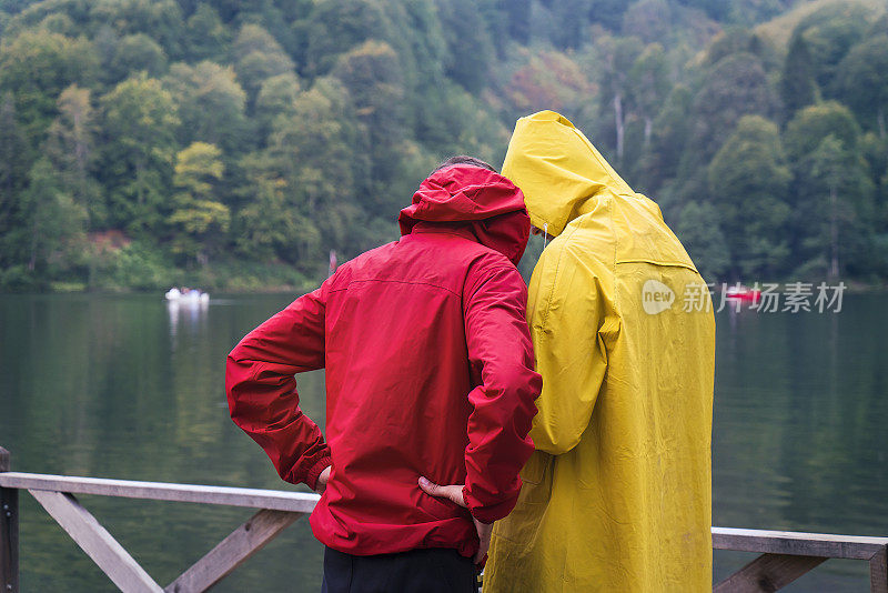 黄红雨衣的人