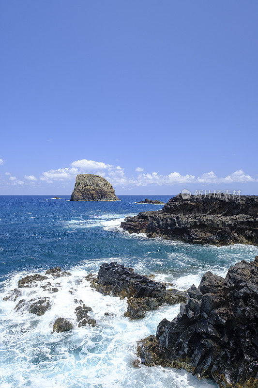 夏天，马德拉岛的波图达克鲁兹海岸遭遇海浪袭击