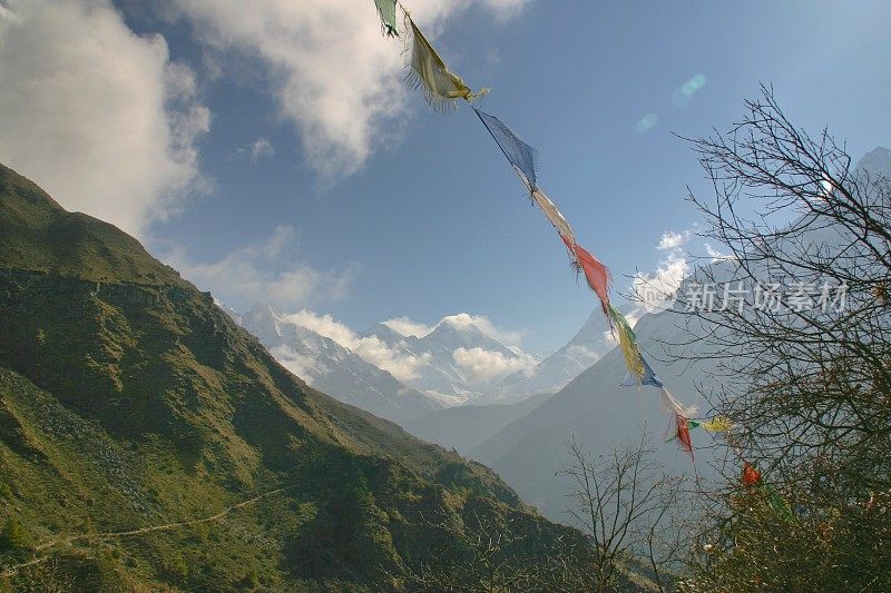 风景与珠穆朗玛峰，Lhotse和payer旗帜