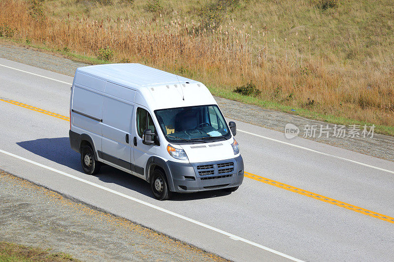 在高速公路上行驶的货车