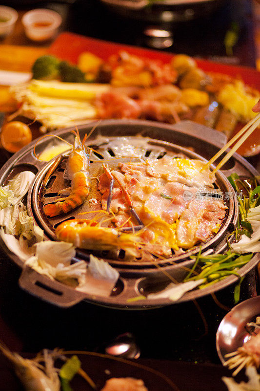 泰国海鲜和猪肉烧烤涮锅