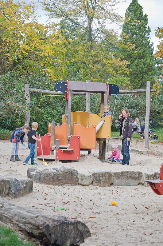 德国慕尼黑，父母与孩子在公共游乐场玩耍