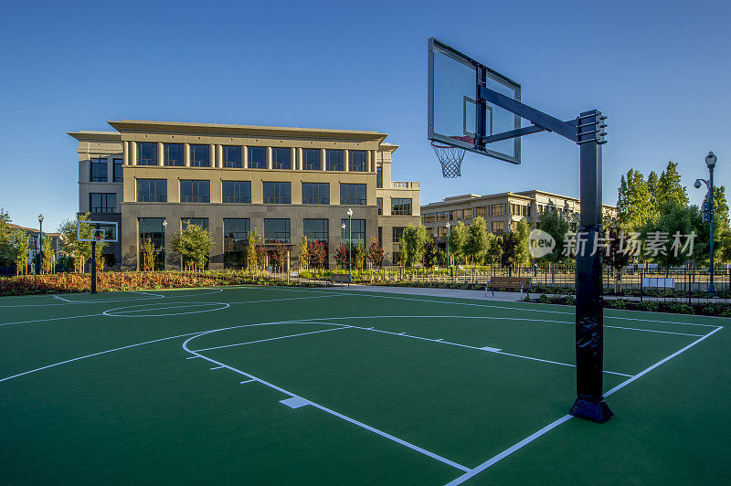 办公楼和篮球场