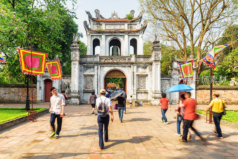 游客步行前往越南河内的文庙