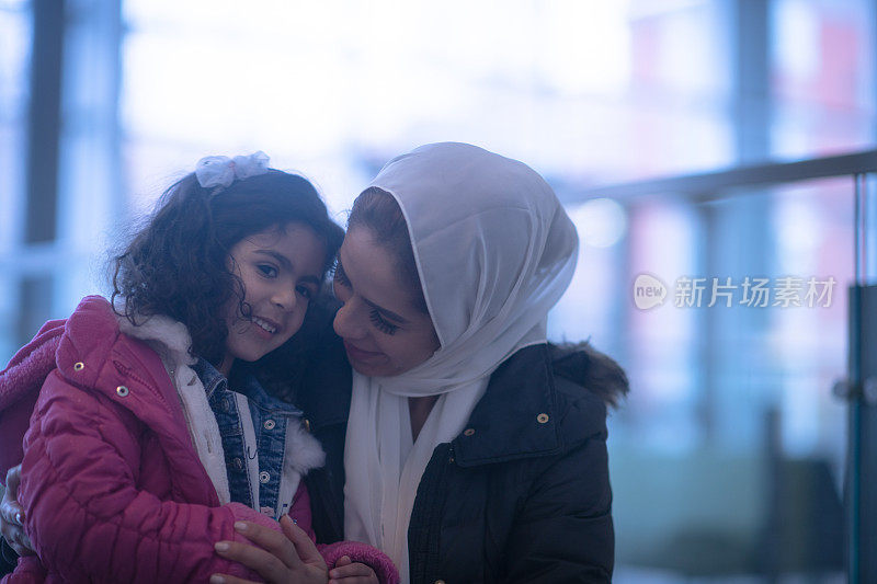 穆斯林母亲和女儿在机场库存照片