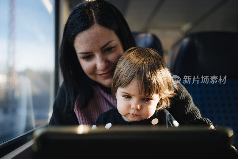 一位年轻的母亲带着她的女儿乘火车旅行
