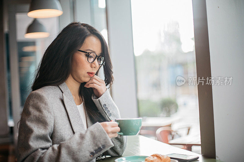 一位女士正在喝咖啡