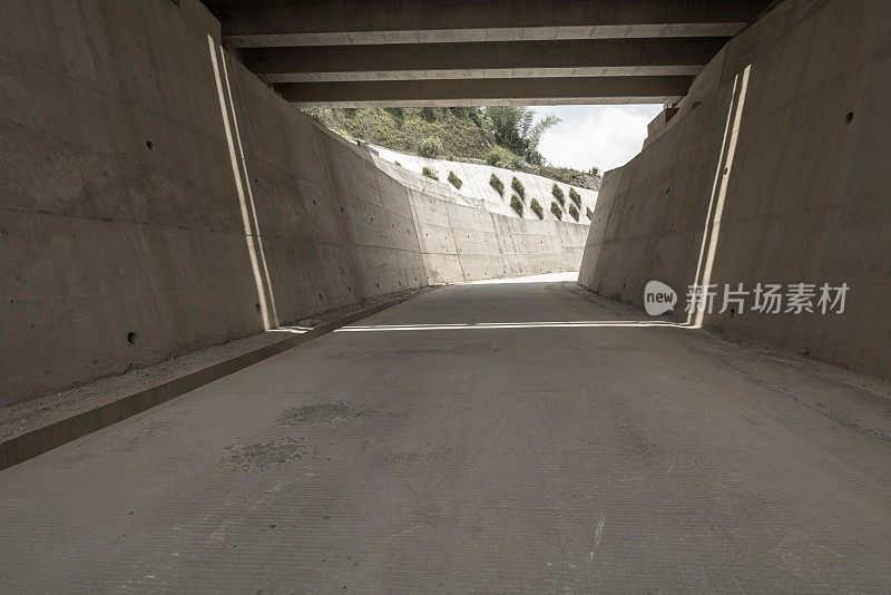 公路下的隧道道路