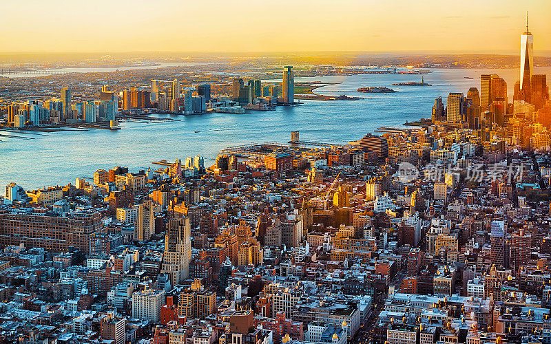 鸟瞰图的天际线在市中心和下曼哈顿纽约反射