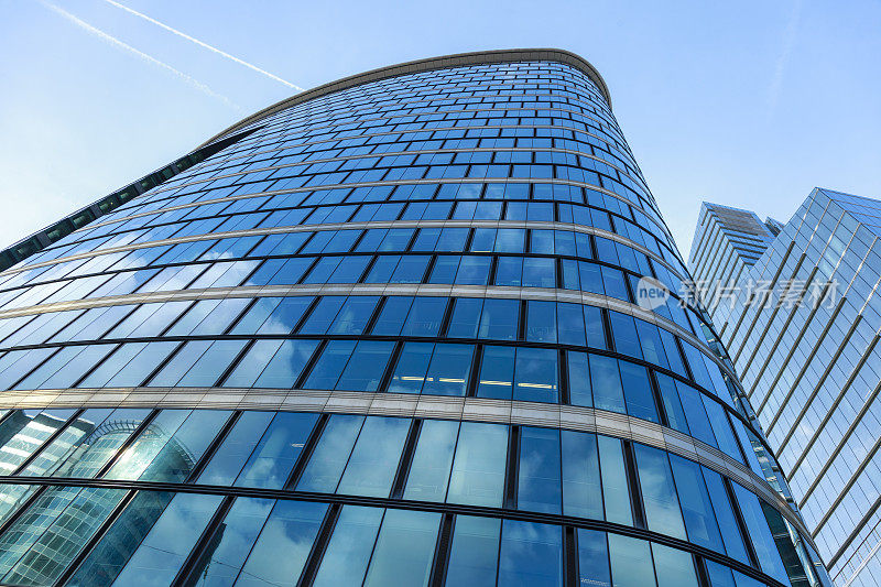 比利时布鲁塞尔的现代玻璃办公建筑