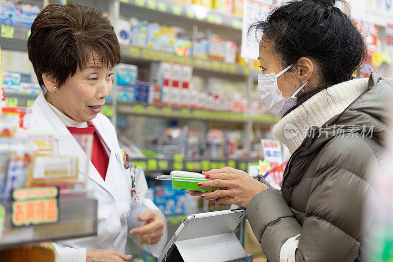 一个日本女人在药店里嘘嘘