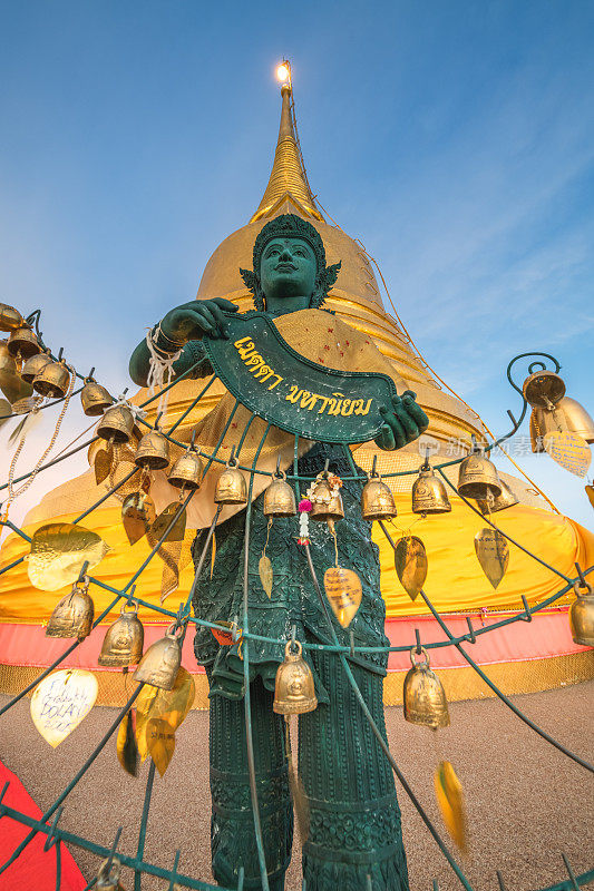 和尚坐在佛塔前祈祷，佛塔内的萨吉寺，或金山。