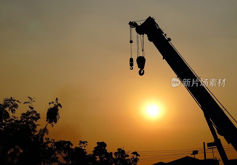 带有太阳和天空背景的移动起重机臂架