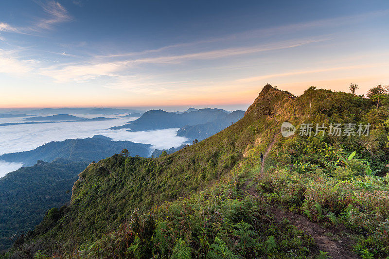 美丽的全景日出在富池发和富池道清莱在泰国北部亚洲