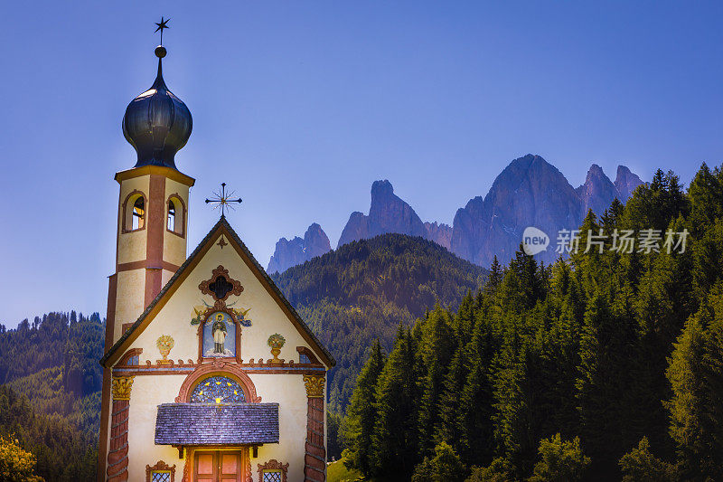 圣马达莱纳的圣约翰教堂，白云石阿尔卑斯风景-意大利