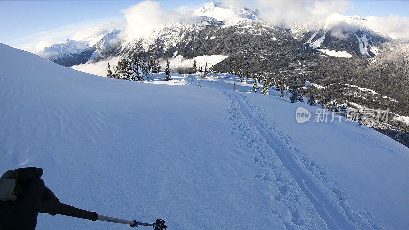 第一人称视角POV背国家滑雪下山高山斜坡