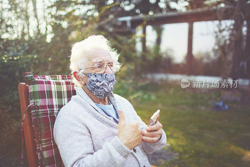 友善的老人戴着口罩，以防止病毒和细菌