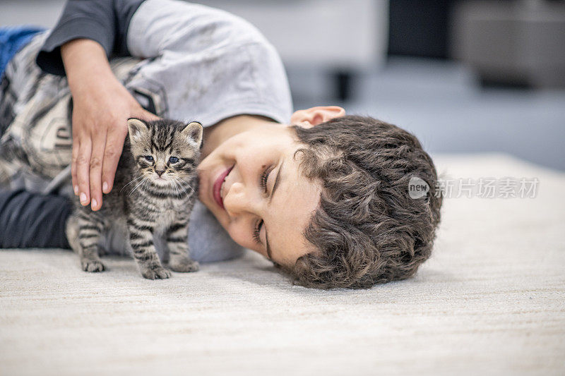 小男孩和他的小猫。