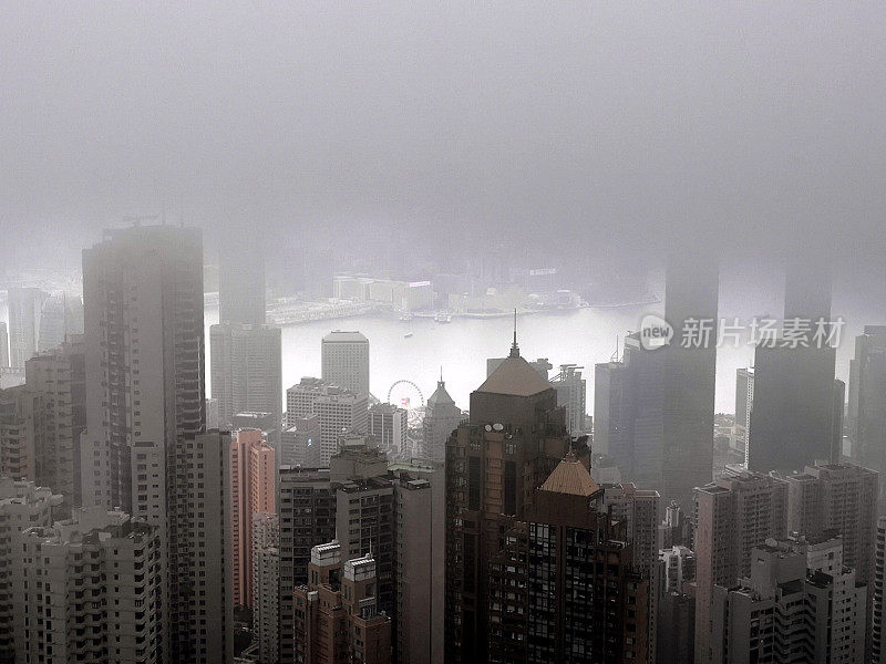 香港多雾的城市景观