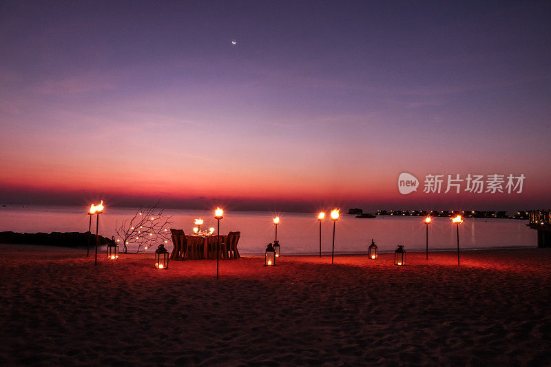 浪漫马尔代夫日落海滩晚餐烛光