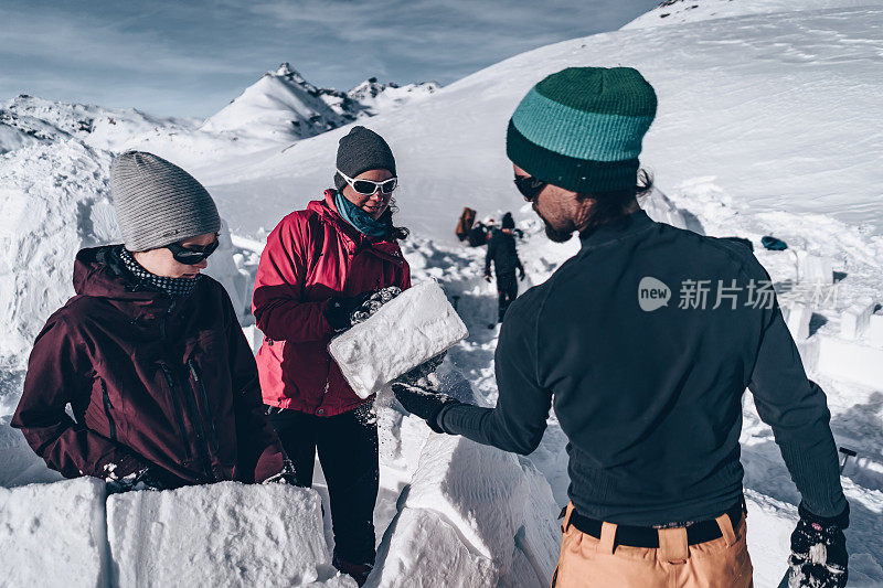 朋友们雕刻雪来建冰屋