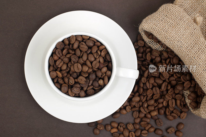 麻袋咖啡豆和一杯咖啡