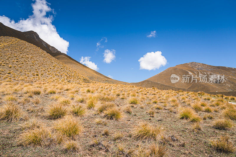 广角山景与空的乡村道路白天蓝天景观山景南岛风景新西兰