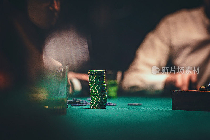 绅士们深夜在玩扑克