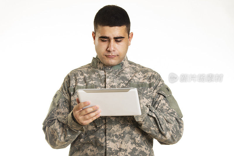 士兵使用平板电脑
