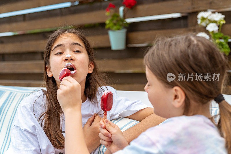 两个女孩在享受冰淇淋，还用它当口红