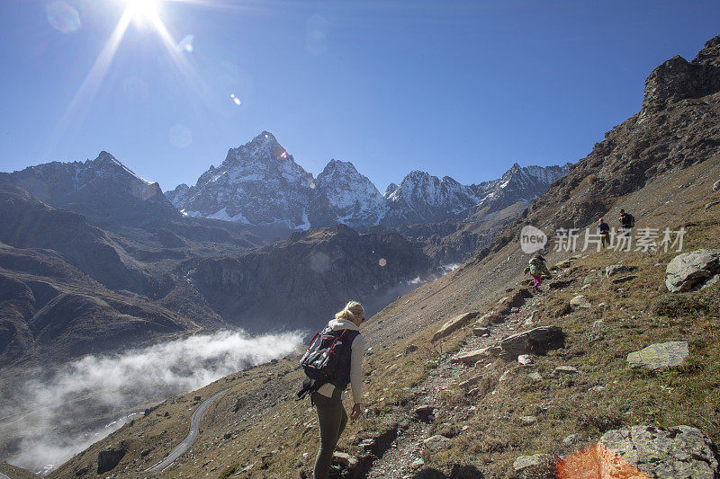 全家徒步穿越山间草地