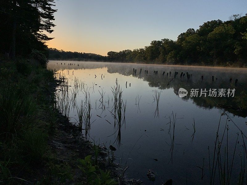 日出时分的北公园湖