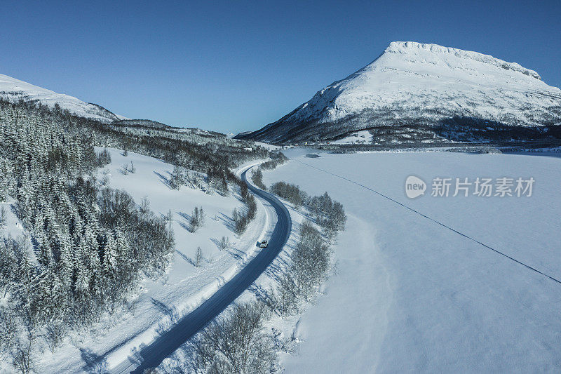 罗浮敦群岛冬季公路鸟瞰图