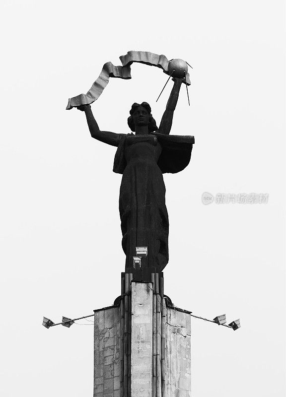 俄罗斯祖国雕塑卡卢日加城背景