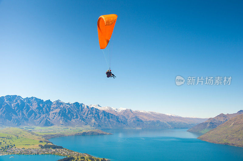 新西兰皇后镇和瓦卡蒂普湖山脉上的滑翔伞。