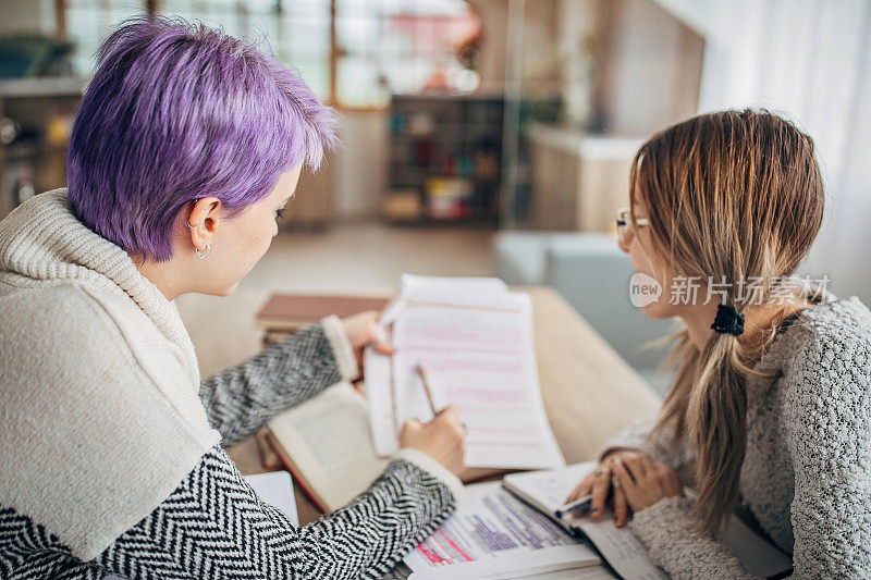 两个年轻的女学生一起学习