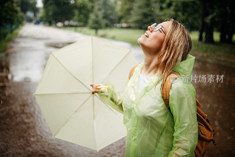 女人在雨中漫步，享受乐趣