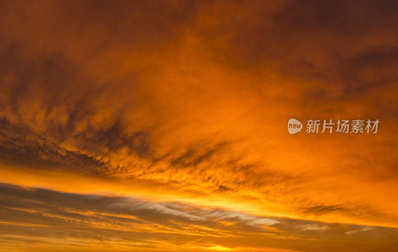 火红的夕阳，橘红色的云雾覆盖着早晨的天空