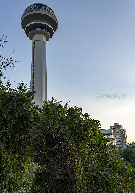 植物园和阿塔库勒的背景在春天，安卡拉，土耳其