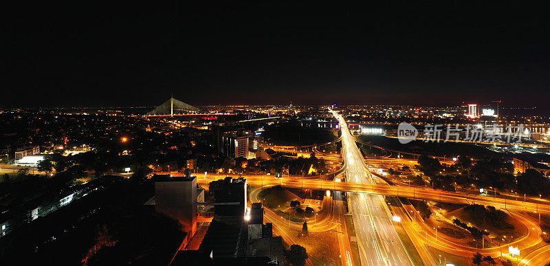 夜晚的城市高速公路