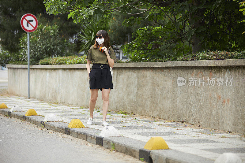 大流行期间街上的年轻女子