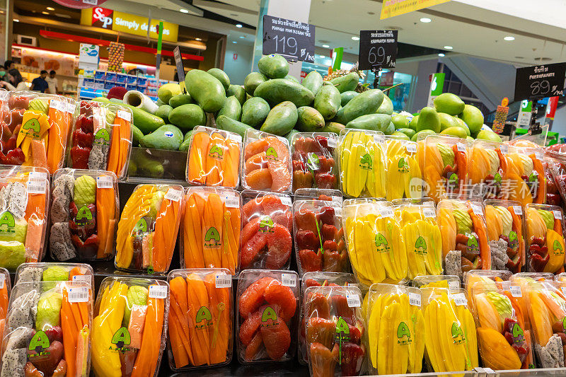泰国杂货店里摆满热带水果的货架。