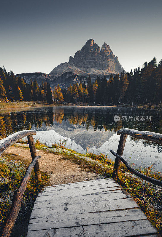 美丽的秋天风景，安托诺湖与木桥日出在多洛米特，意大利