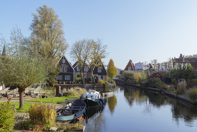 荷兰阿姆斯特丹美丽的传统家与湖卡纳尔景观
