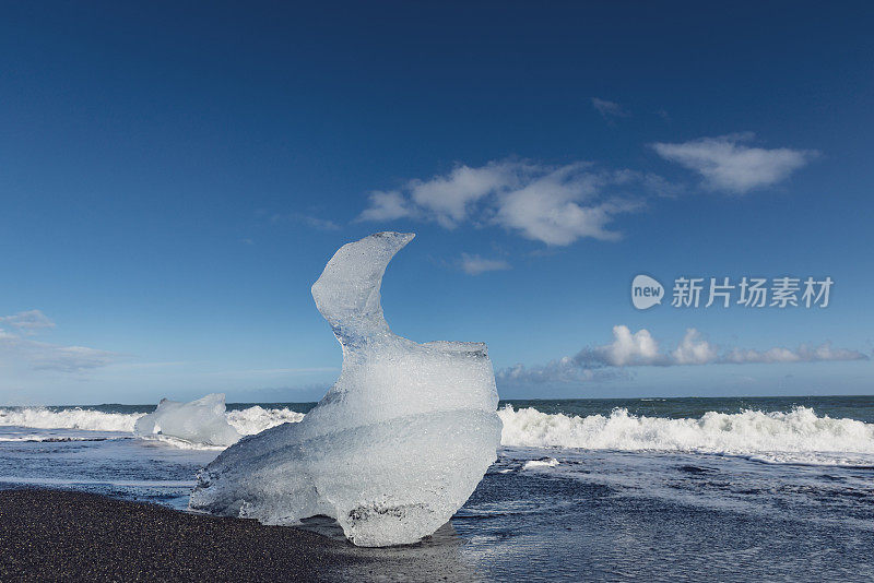 被冲上岸的冰在冰岛的火山海滩上形成